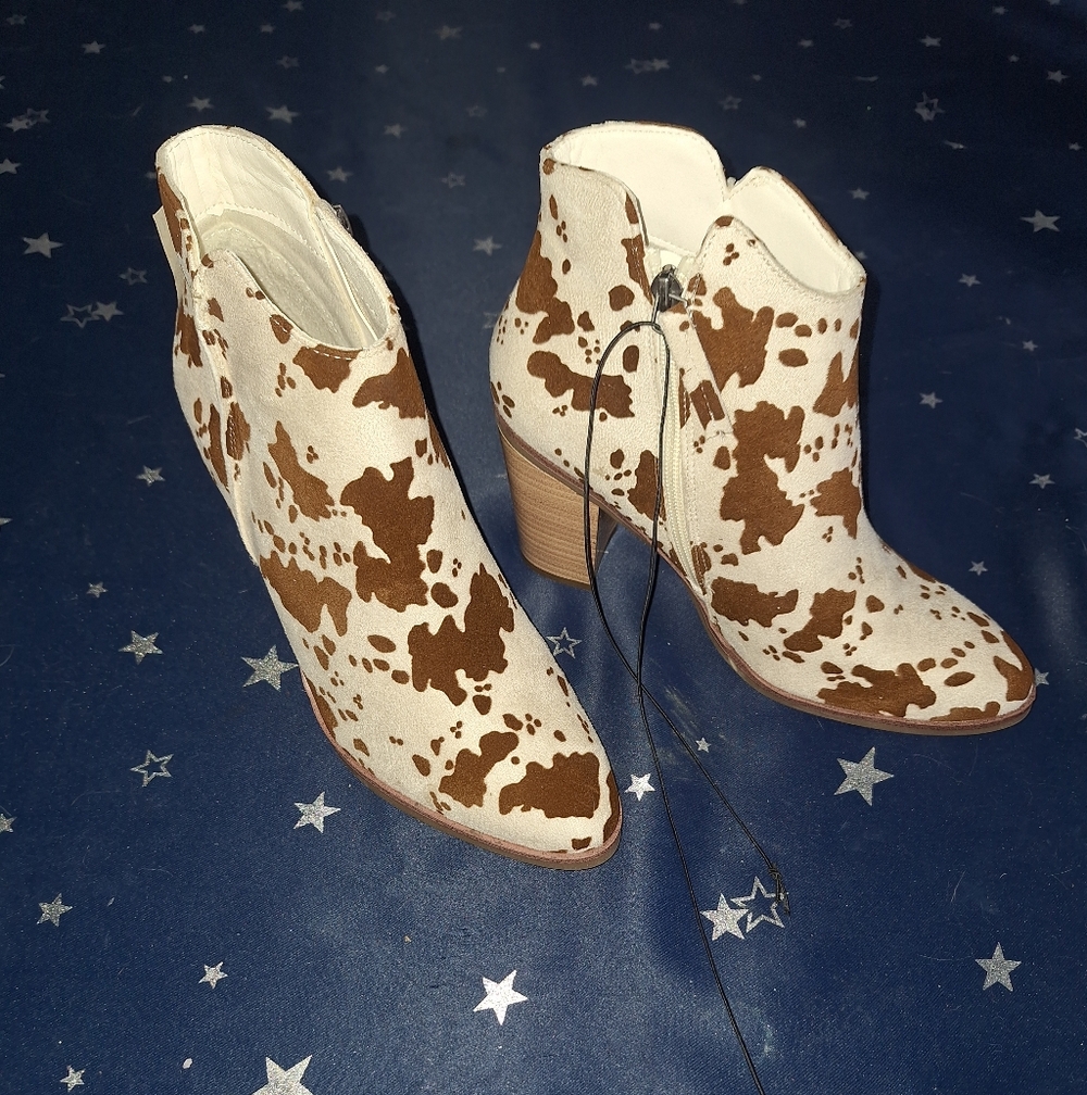 NWT MAURICES COW PRINT FAUX SUEDE SIDE ZIPPER ROUND TOE